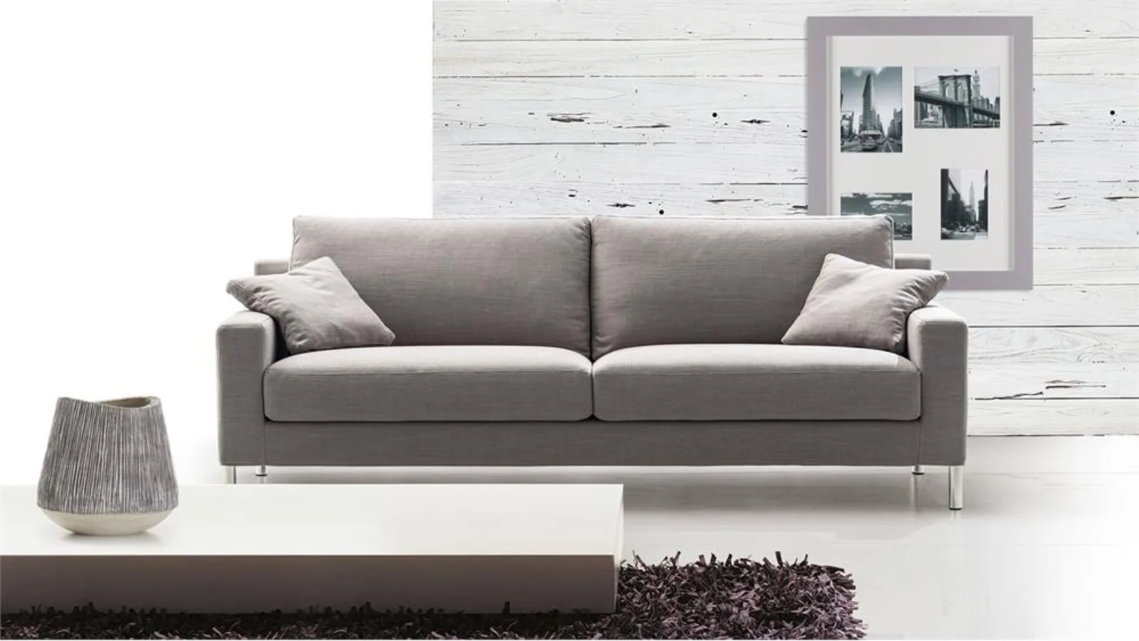 Graues Sofa von Ventura in einem hell eingerichteten Wohnraum